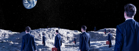 La lune est sur le point de devenir un business juteux Hommes d'affaire tenant des petites malettes marchent sur la lune