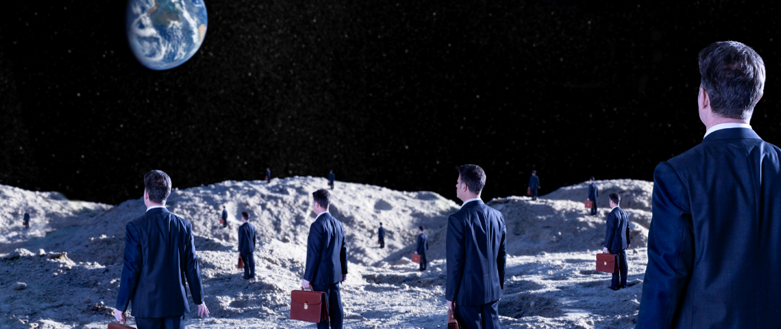 La lune est sur le point de devenir un business juteux Hommes d'affaire tenant des petites malettes marchent sur la lune