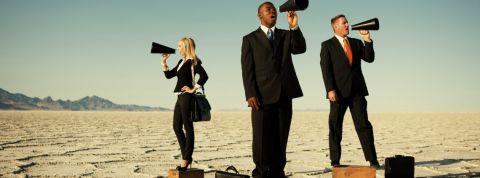 Le gouvernement veut faire des startuppeurs les VRP de la 5G Trois personnes en costume avec mallettes parlent dans des haut parleurs