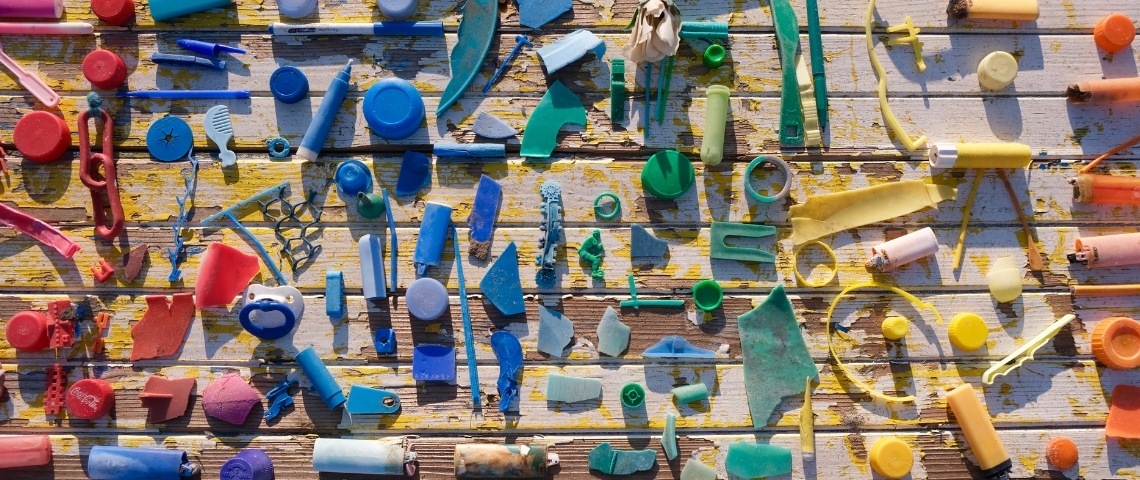 Les entreprises ont-elles conscience de leur impact sur l'environnement ? Une quantité de déchets plastique sur une table, triés par couleur