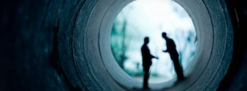 Comment reconnaitre un faux complot deux personne qui discute dans l'ombre