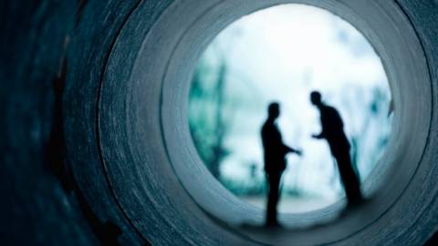 deux personne qui discute dans l'ombre