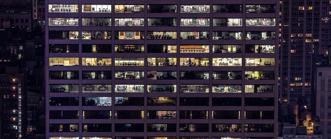 Pour repenser le rôle de l'entreprise dans la société, 50 dirigeants européens lancent une grande consultation citoyenne Immeuble d'entreprise éclairé le soir