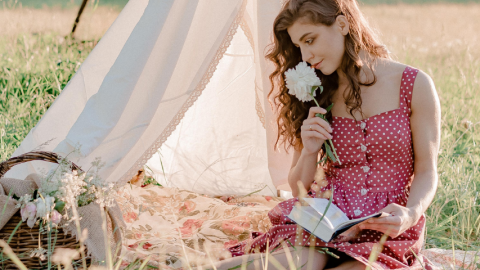 Une femme qui pique nique dans un champs