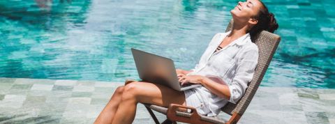 Les pays développent des visas pour les digital nomads Une femme en train de travailler dans une piscine
