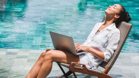 Une femme en train de travailler dans une piscine