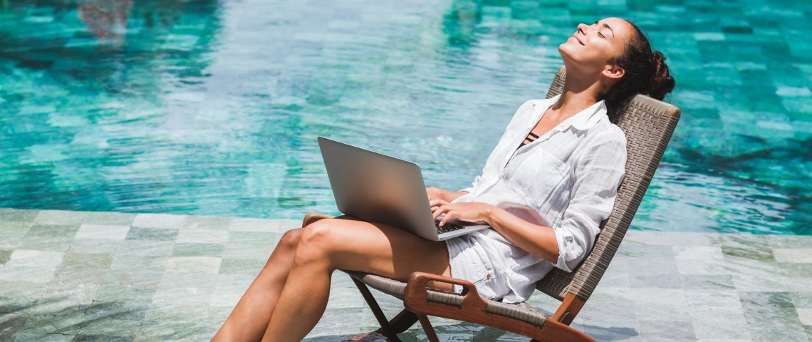 Les pays développent des visas pour les digital nomads Une femme en train de travailler dans une piscine