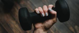 Une main qui tient une haltère