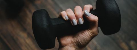 Les prix des haltères flambent à cause de la pandémie Une main qui tient une haltère