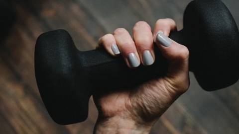 Une main qui tient une haltère