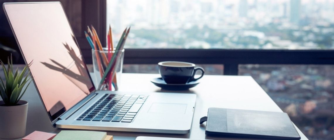 La transformation digitale, un levier d’efficacité pour les entreprises en période de crise ? Un ordinateur sur un bureau
