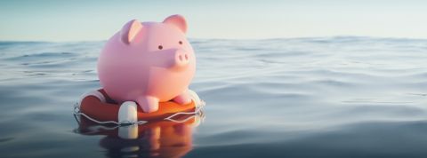 Comment les émissions de CO2 creusent les inégalités Une tirelire cochon sur une bouée, à la mer