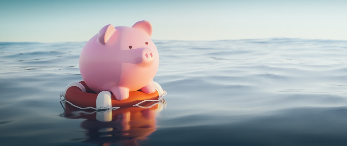Comment les émissions de CO2 creusent les inégalités Une tirelire cochon sur une bouée, à la mer