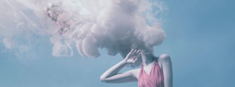 Comment passer à une économie décarbonée ? Une femme avec la tête dans de la fumée rose