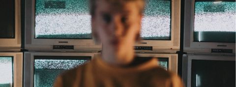 Les femmes toujours aussi peu visibles à la télévision une femme floutée devant des écrans de télévision