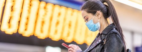 Pourquoi vous devriez vous intéresser à WeChat femme chinoise porte un masque et regarde son smartphone