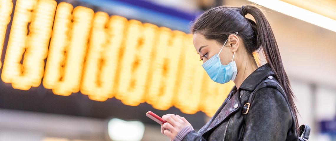 Pourquoi vous devriez vous intéresser à WeChat femme chinoise porte un masque et regarde son smartphone