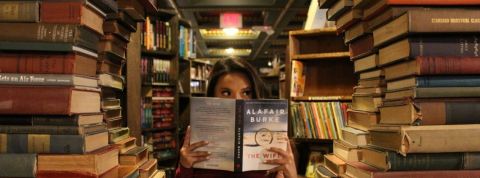 Bookporn : ces comptes Instagram littéraires à suivre une femme lit dans une bibliothèque