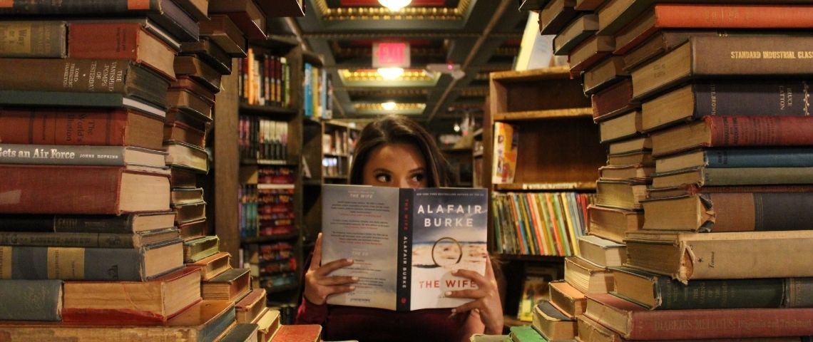 Bookporn : ces comptes Instagram littéraires à suivre une femme lit dans une bibliothèque