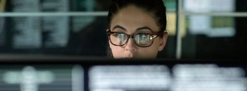 À Wall Street, les femmes ont mieux géré la crise Une femme derrière un ordinateur avec plein de data