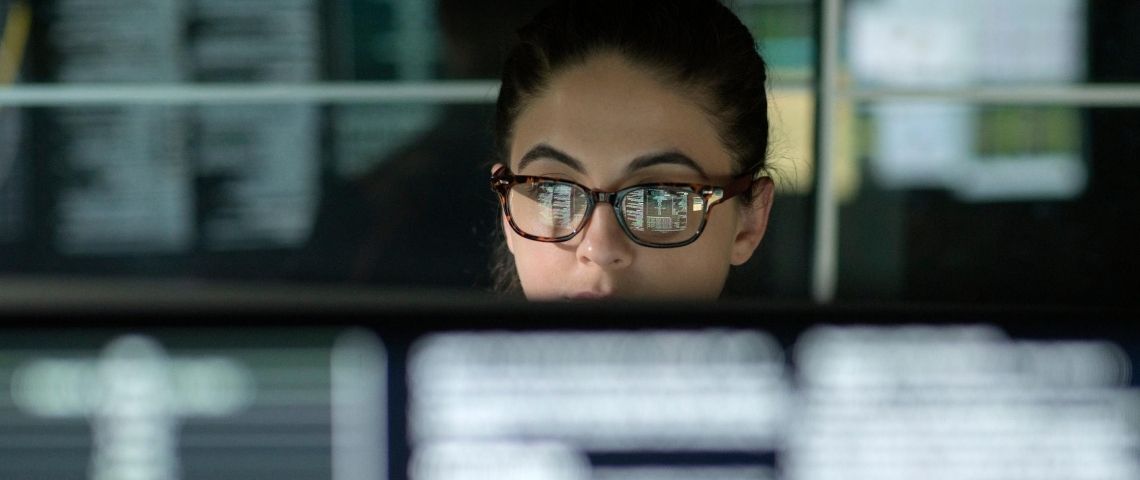 À Wall Street, les femmes ont mieux géré la crise Une femme derrière un ordinateur avec plein de data