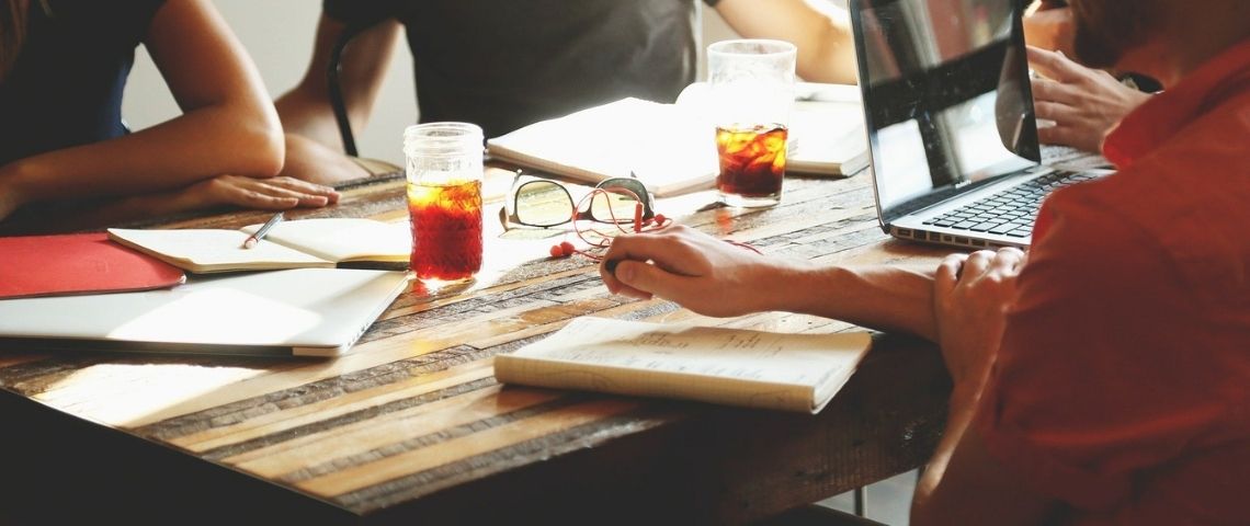 Figaro Insiders : la plateforme pour tout savoir sur la vie et les coulisses des entreprises par ceux qui y travaillent Réunion de travail