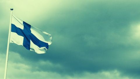 Un drapeau finlandais sur un fond vert