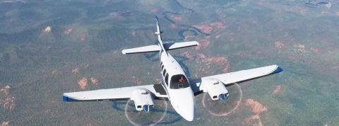 Le simulateur de vol de microsoft à la rescousse des journalistes un avio survolant une zone forestière