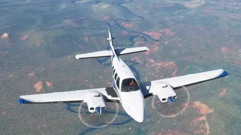 un avio survolant une zone forestière