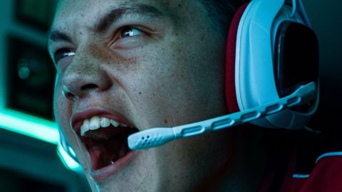 un homme qui hurle face à son écran