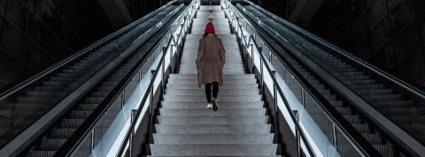 Il faut impliquer les citoyens dans la gestion de crise Une femme de dos montant des escaliers