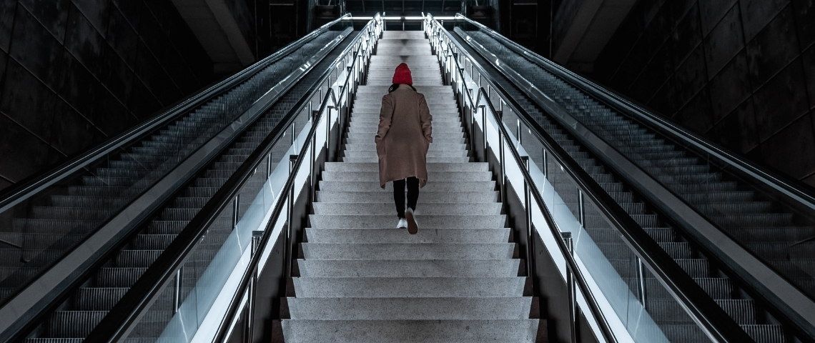 Il faut impliquer les citoyens dans la gestion de crise Une femme de dos montant des escaliers