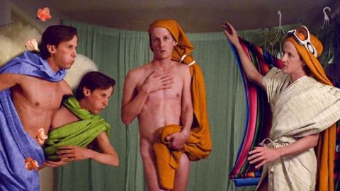 Un homme imite la Venus de Botticelli