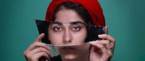 Une jeune femme avec un miroir sur les yeux