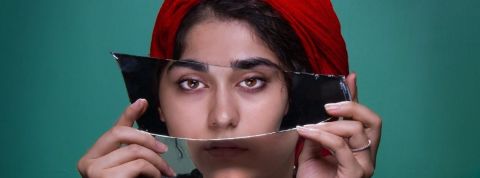 Comment la génération Z perçoit-elle sont identité ? Une jeune femme avec un miroir sur les yeux