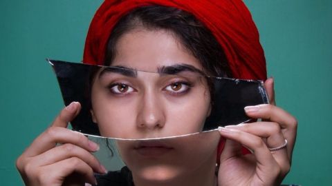 Une jeune femme avec un miroir sur les yeux