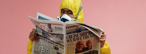 Comment changer de modèle économique ? Un homme en combinaison anti-radiations en train de lire un journal