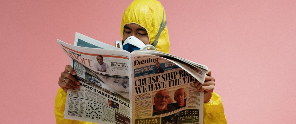 Comment changer de modèle économique ? Un homme en combinaison anti-radiations en train de lire un journal