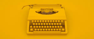une machine à écrire sur fond jaune