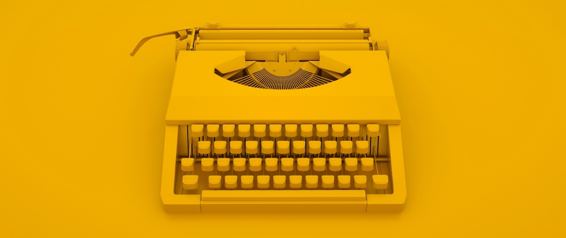 La presse en ligne explose les records une machine à écrire sur fond jaune