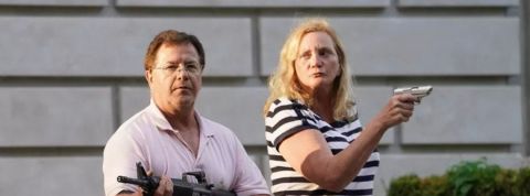 Ken et Karen, les nouvelles icones du racisme un homme et une femme menace de leur arme une foule de manifestants