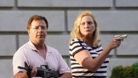 Ken et Karen, les nouvelles icones du racisme un homme et une femme menace de leur arme une foule de manifestants