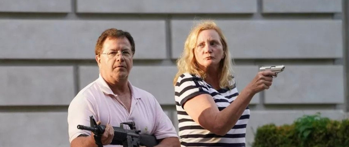Ken et Karen, les nouvelles icones du racisme un homme et une femme menace de leur arme une foule de manifestants