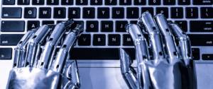 mains robotiques tapent sur un clavier d'ordinateur