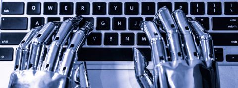 Le Guardian publie une tribune générée par un robot, et ça agace les experts de l'IA mains robotiques tapent sur un clavier d'ordinateur