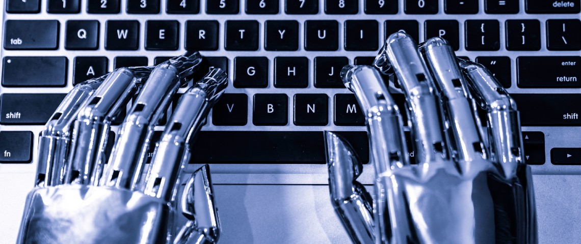 Le Guardian publie une tribune générée par un robot, et ça agace les experts de l'IA mains robotiques tapent sur un clavier d'ordinateur