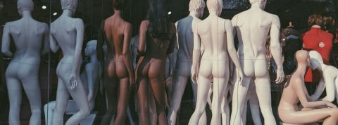 Tendance : mode à la demande Des vêtements dévêtus de dos