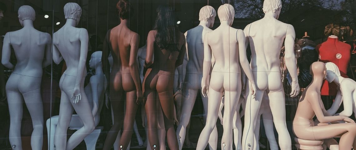 Tendance : mode à la demande Des vêtements dévêtus de dos
