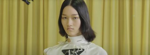 Prada s'inspire de Zoom Un mannequin du défilé Printemps/été 2021 de Prada