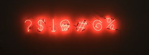 6 idées reçues sur la gestion des mots de passe Suite de caractères spéciaux en néon rouge